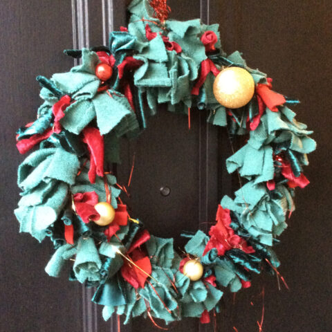 MAKE A CHRISTMAS WREATH FROM OLD JUMPERS